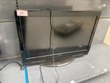 un téléviseur à écran plat posé sur une étagère dans un magasin