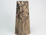 un vase sur lequel figure la photo d'un homme