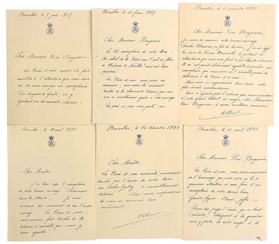 plusieurs vieilles lettres sont empilées les unes sur les autres