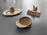 trois assiettes et une tasse sur une table