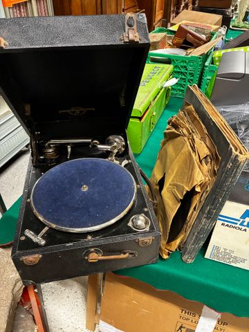 Gramophone et petit lot de disque 78 tours
