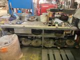 une photo d'un établi dans un garage, sur lequel sont posés de nombreux objets