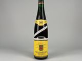 une bouteille de vin posée sur une table