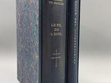 un vieux livre noir orné d'une croix sur la couverture et au dos