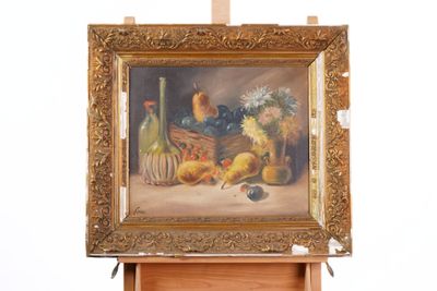 une peinture représentant une nature morte avec des fleurs et des fruits posée sur un chevalet