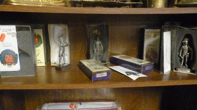 une bibliothèque sur laquelle sont posés des livres illustrés