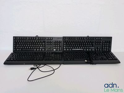 deux claviers posés l'un à côté de l'autre sur une table