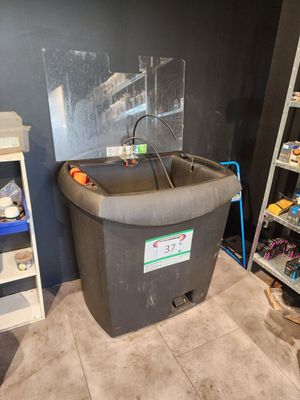 une photo d'une baignoire dans une pièce
