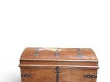 un vieux coffre en bois muni d'un loquet et de poignées en métal