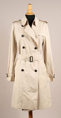 une photo d'un trench-coat sur un mannequin