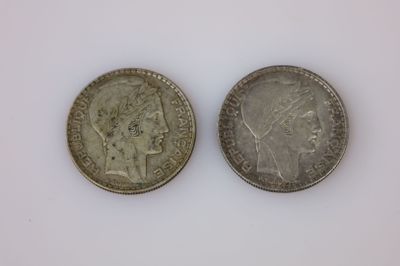 deux pièces d'argent posées l'une à côté de l'autre sur une surface blanche