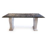 une image d'une table avec un plateau en marbre sur un fond blanc