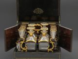 un service à thé ancien en argent plaqué or, présenté dans un coffret en bois
