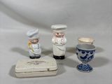 trois figurines miniatures posées sur une table