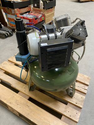 un compresseur d'air posé sur une palette dans un entrepôt