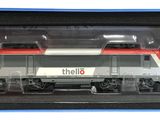 un train miniature dans une boîte noire sur fond blanc