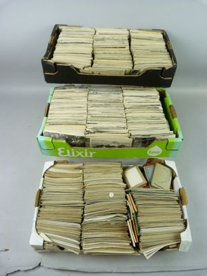 deux cartons remplis de piles de livres posés sur une table