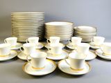 un grand nombre de tasses et de soucoupes sur une table