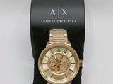une photo d'une montre-bracelet en or posée sur un coffret noir