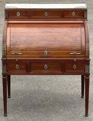 un bureau en bois avec un plateau en marbre et des tiroirs