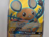 gros plan d'une carte pokemon sur une surface blanche