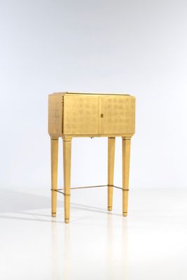 l'image d'une petite table en bois surmontée d'un tiroir