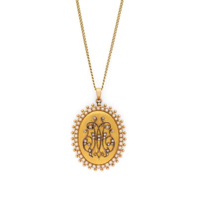 un collier composé d'un médaillon en or et de perles montés sur une chaîne
