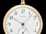 gros plan d'une montre de poche en or sur fond noir