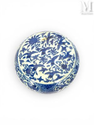 boîte en porcelaine bleue et blanche ornée d'un motif floral sur le couvercle