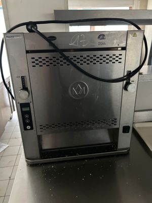 une photo d'un four grille-pain posé sur un plan de travail dans une cuisine