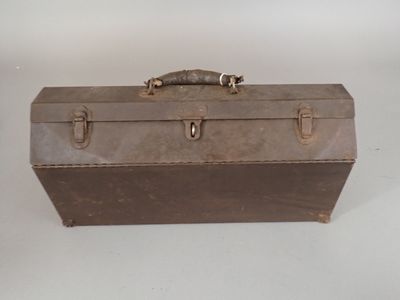 an old suitcase sitting on a table with a handle