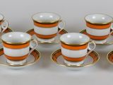 de nombreuses quilles orange et blanches posées sur une surface blanche