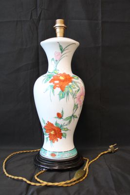 Pied de lampe en porcelaine à décor de fleurs