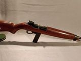 un vieux fusil avec un canon en bois et un support en bois
