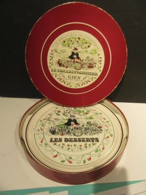 une assiette rouge et blanche posée sur une table