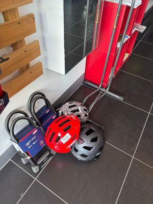 un casque de vélo et un casque par terre