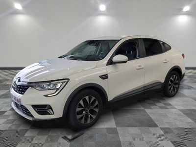 Un SUV blanc est garé dans une pièce au sol en damier.