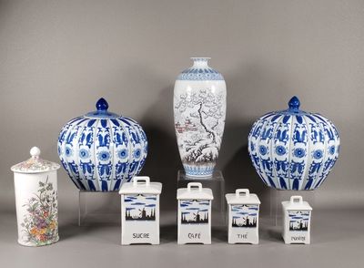 de nombreux vases et récipients bleus et blancs exposés