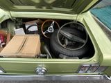 le coffre d'une voiture contenant tout un tas d'objets