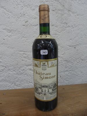 une bouteille de vin posée sur une table