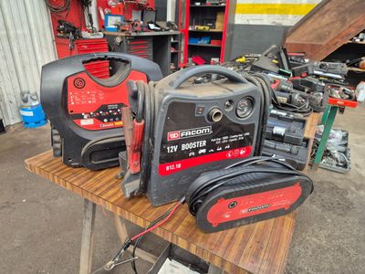 Deux générateurs portables sont posés sur une table dans un garage.