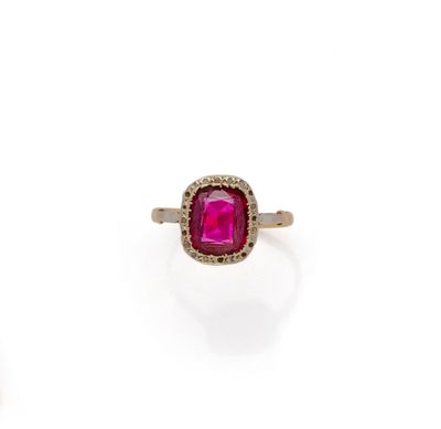 un gros plan d'une bague ornée d'une pierre rose entourée de diamants