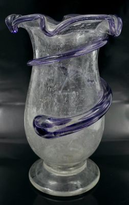 Vase balustre sur piédouche et col ourlé en verre bullé à dé…