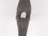 figurine en bois représentant une femme coiffée d'un chapeau