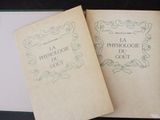 Deux livres sont posés l'un à côté de l'autre sur une table.