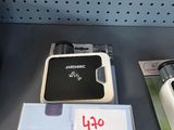 Plusieurs appareils électroniques sont exposés sur une étagère dans un magasin.