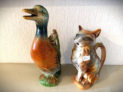 deux figurines représentant un oiseau et un renard posées sur une table