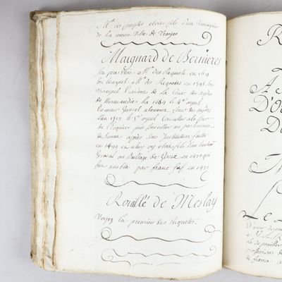 un livre ouvert avec une écriture dessus, posé sur une table