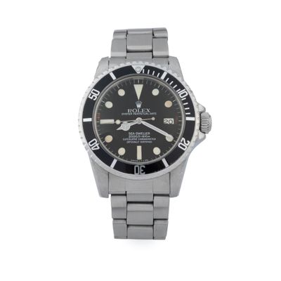 gros plan d'une montre-bracelet sur fond blanc