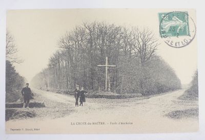 une carte postale sur laquelle figure une croix au milieu de la route